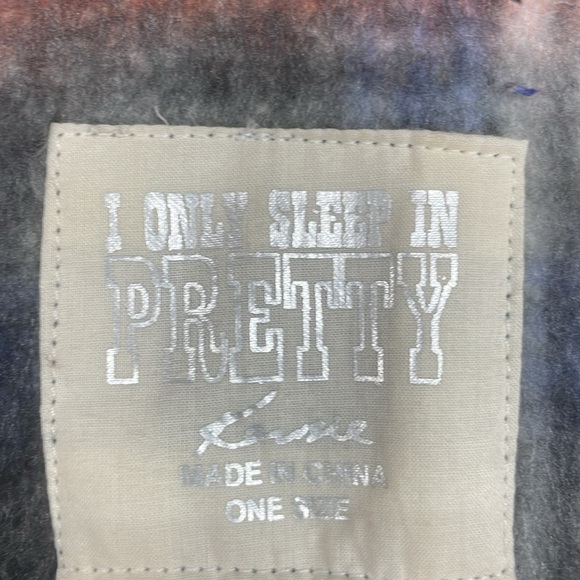 Kensie cape/shawl/wrap in thick sherpa-type fabric - Picture 6 of 8